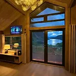 Renovated With Views Over Breimsvatnet Vakantiehuis